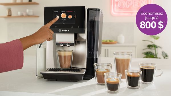 Machine &agrave; caf&eacute; automatique Bosch pr&eacute;parant un espresso et diverses boissons &agrave; base de caf&eacute;, avec une promotion &laquo; &Eacute;conomisez jusqu'&agrave; 800 $ &raquo;.