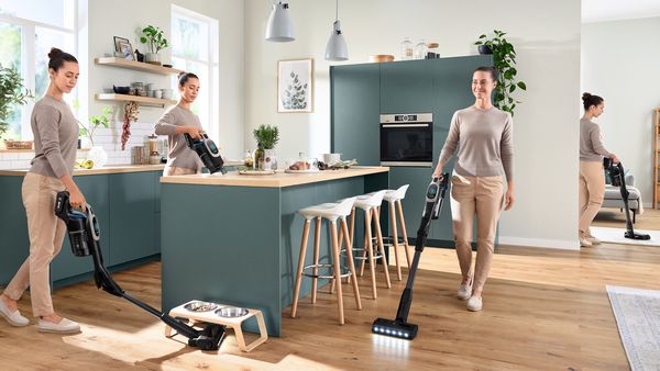 Personne dans une cuisine &agrave; plusieurs endroits utilisant l'aspirateur Unlimited 10.