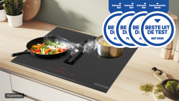 Zwart inductiekookplaat met afzuiging op houten keukentafel met potplant en andere keukenartikelen.