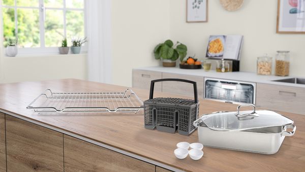 Divers accessoires de cuisine Bosch dans une cuisine en bois.