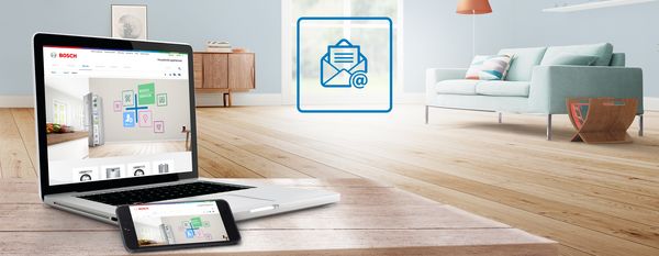 Hölzernes Wohnzimmer mit einem Laptop und einem Smartphone auf einem Tisch mit dem Bosch Hausgeräte Service und einem blauen Newsletter-Symbol.