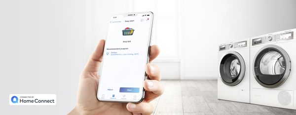 L'app Home Connect mostra il programma di lavaggio consigliato, con lavatrice e asciugatrice Bosch sullo sfondo.  