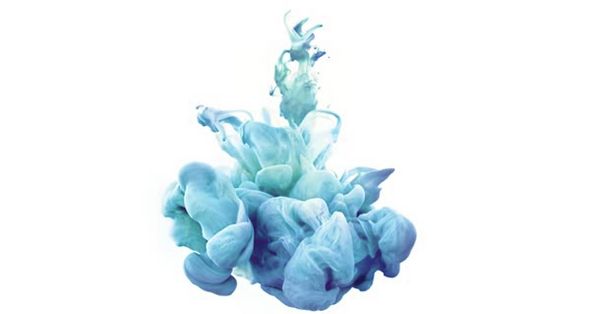 Detersivo liquido blu che si diffonde in acqua