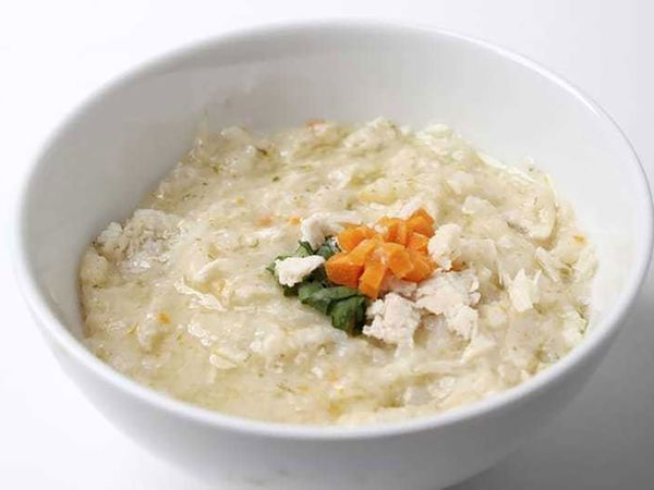Porridge au poulet, aux carottes et aux épinards.