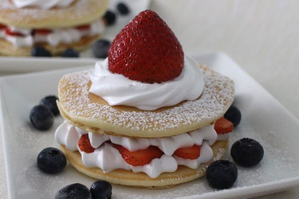 pancakes fraises et crème fouettée