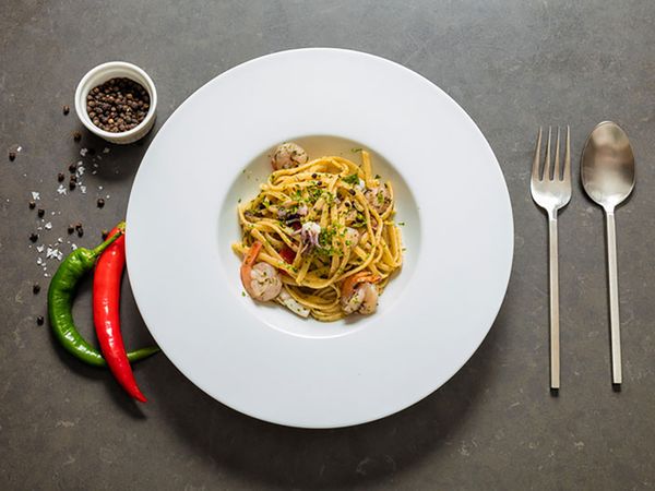 Spaghetti aglio e olio aux fruits de mer, sauce au vin blanc