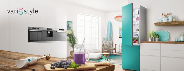 Barvni hladilniki z zamrzovalnikom Bosch z zamenljivimi dekorativnimi barvnimi ploščami.