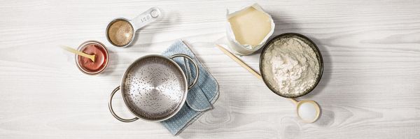 Ingredientele pentru rețeta de pâine italiană preparată cu cuptoarele Bosch Serie 6 și 8.