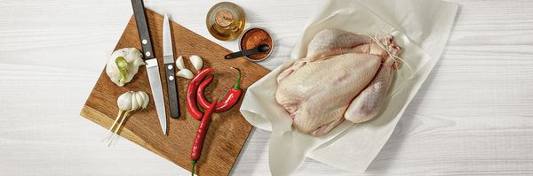 Необходимите продукти за „Дяволско пиле“, приготвено във фурна от серия 6 и серия 8 на Bosch.
