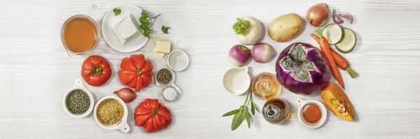 Ingredienti per la ricetta dei pomodori ripieni e verdure al forno preparata con i forni Bosch Serie 6 e 8.