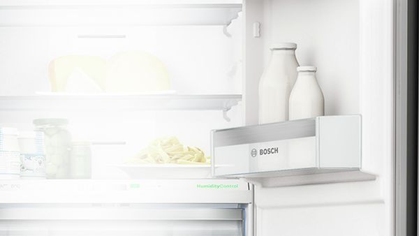 Balconcino portabottiglie nello sportello del frigorifero