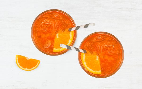 Zwei Gläser Aperitif mit frisch geschnittener Orange zur Begrüßung der Gäste.