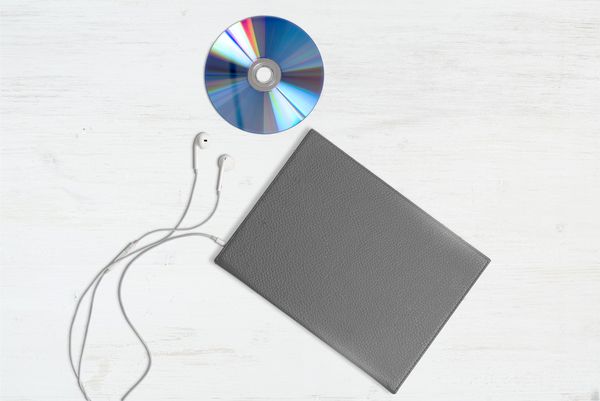 Une tablette, un CD et des écouteurs pour définir à l'avance la liste de musiques idéale.