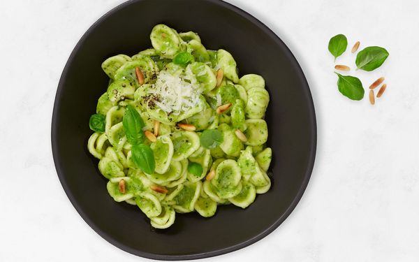 Un delizioso piatto di pasta fatta in casa con del pesto di avocado.