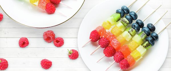 Brochettes de divers fruits