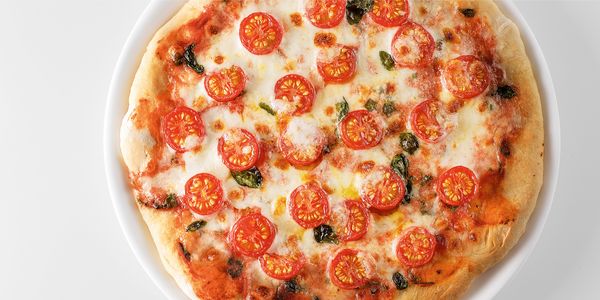 פיצה מרגריטה עם מגוון תוספות לבחירה