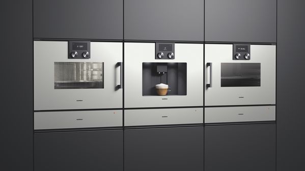 סדרה 200 – תנור משולב אדים עם מגירת ואקום, מכונת קפה ומגירת חימום ותנור משולב מיקרוגל ומגירת חימום בצבע כסף Gaggenau