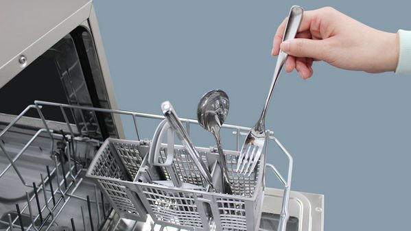 Couverts dans le lave-vaisselle : pointe vers le haut ou vers le bas ?
