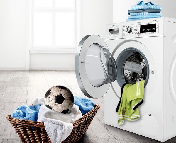 Waschmaschine mit Fleckenautomatik entfernt Flecken aus Kleidungsstücken und Textilien.