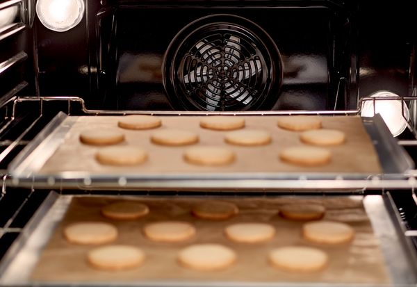 Biscuits en train de cuire avec la convection Bosch