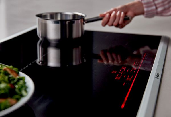 a bosch induction cooker detecting a cast iron pot