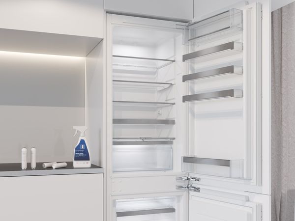 засіб для очищення холодильника біля відкритого холодильника Bosch