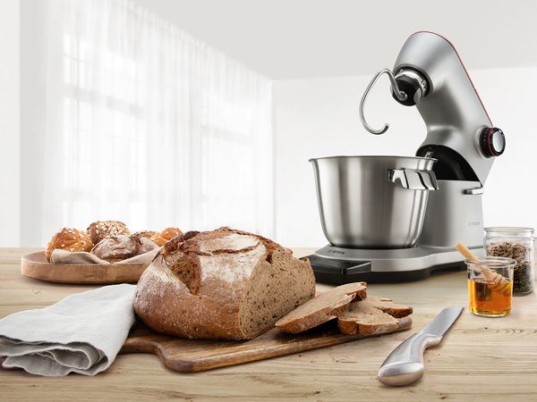 MUM9GT4S00 kitchen machine with bread in foreground.