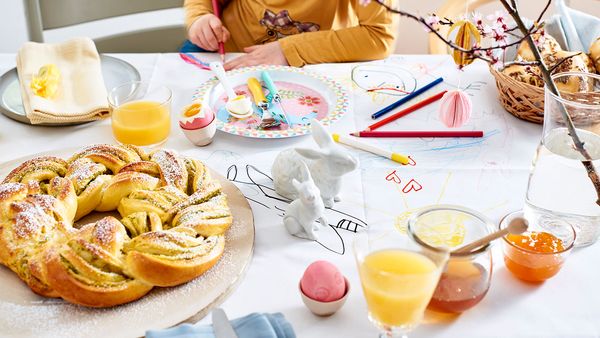 Eine schöne Osterbrunch Idee: Tafelpapier und Buntstifte für Kinder.