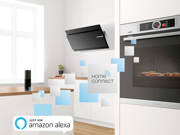 Four et hotte Bosch avec des bulles symbolisant le contrôle vocal de l'application Home Connect avec Alexa.
