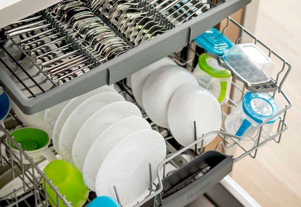 Lave-vaisselle Bosch ouvert avec vaisselle propre et sèche