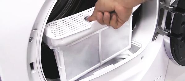 Pulisci le parti interne dell'apertura dell'asciugatrice e l'alloggiamento dei filtri.