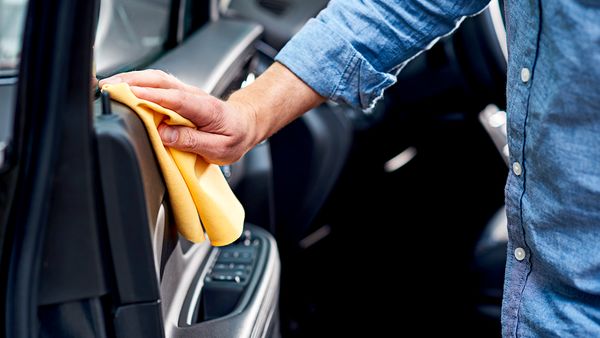 Mit einem Mikrofasertuch lässt sich der Innenraum Ihres Autos einfach reinigen.