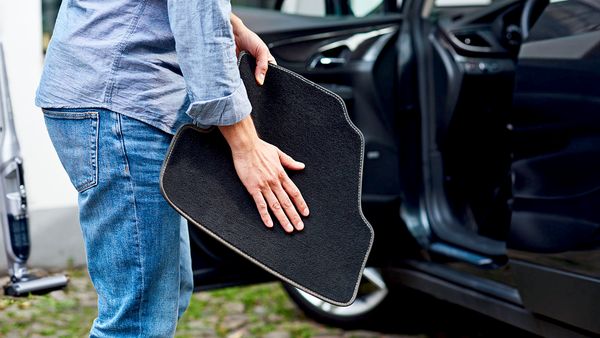 Bevor Sie Ihr Auto von innen putzen, sollten Sie die Fußmatten ausklopfen.