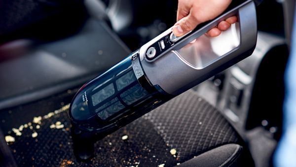 Groben Schmutz sollten Sie mit einem Staubsauger von den Autositzen entfernen, wenn Sie Ihr Auto innen putzen.