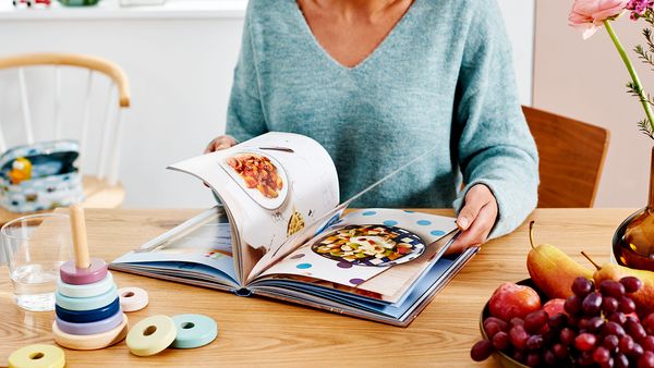 Wenn Sie für Kinder gesund kochen möchten, versuchen Sie sie aktiv in die Essensplanung einzubeziehen.