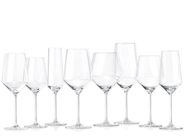 Una fila di otto eleganti pezzi di vetreria vuoti, di altezza e forma variabili, disposti su sfondo bianco.