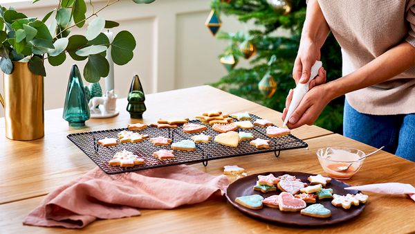 Mit einem einfachen Grundrezept für Weihnachtsplätzchen schaffen Sie eine Basis für schön verzierte Kekse.