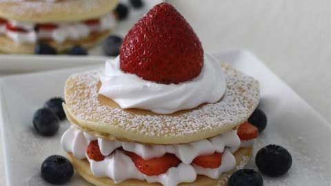 Pancakes à la crème fouettée et aux fraises