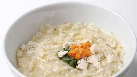 Porridge au poulet, carottes et épinards