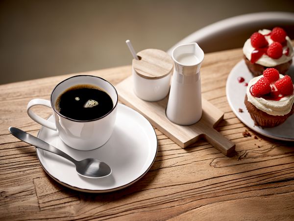 Colazione con caffè e pasticcini