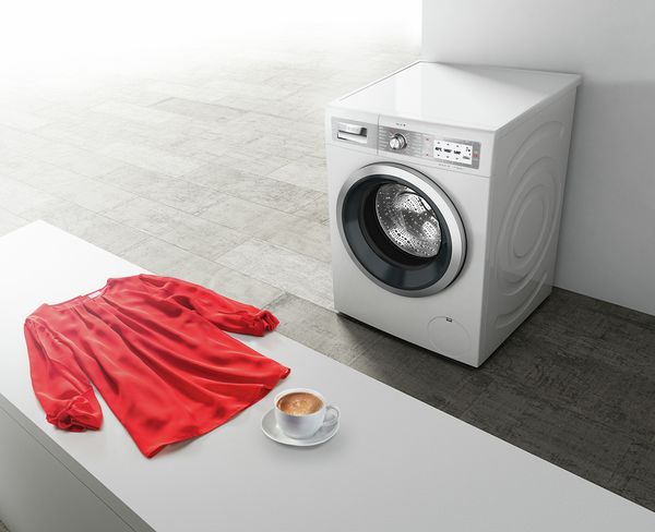 Waschmaschinen mit Fleckenautomatik entfernen Flecken aus Kleidern und Textilien.