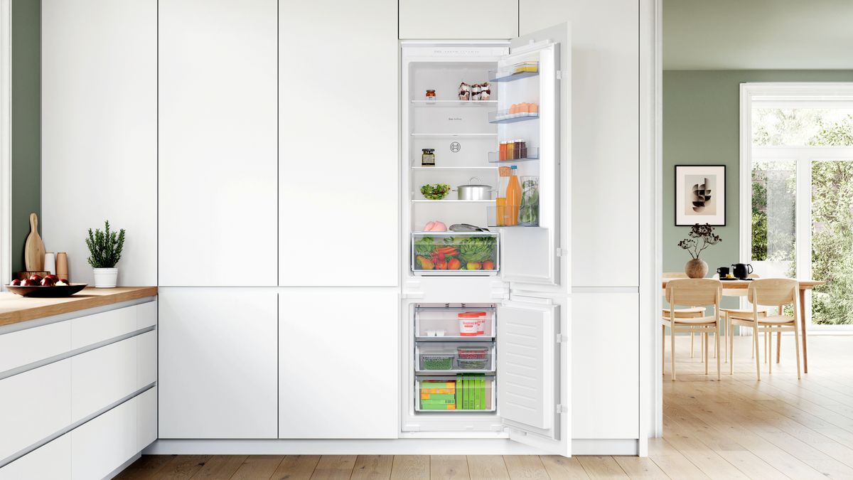 Series 2 Built-in fridge-freezer with freezer at bottom 193.5 x 54.1 cm sliding hinge KIN96NSE0 KIN96NSE0-2