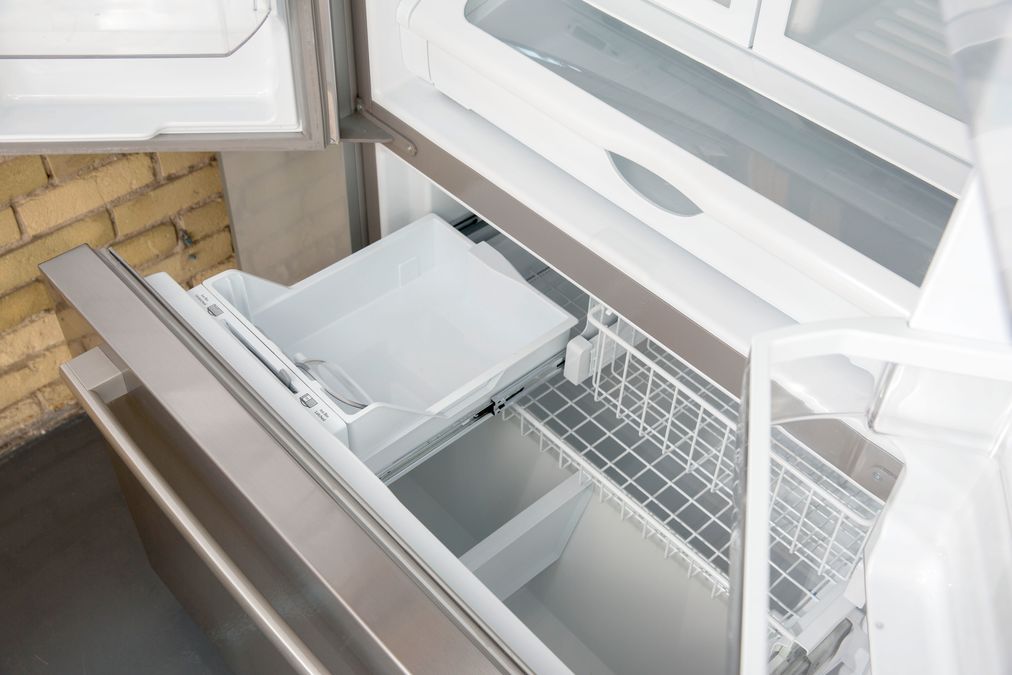 Series 6 French Door Bottom Mount Refrigerator 36'' Stainless Steel B22CT80SNS B22CT80SNS-2