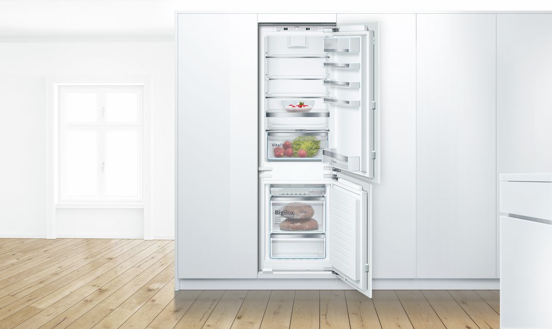 Series 6 built-in fridge-freezer with freezer at bottom 177.2 x 55.8 cm soft close flat hinge KIN86AD30A KIN86AD30A-2