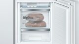 800 Series built-in fridge-freezer with freezer at bottom 22'' soft close flat hinge B09IB91NSP B09IB91NSP-6