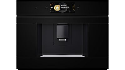Μια αναμμένη πλήρως αυτόματη μηχανή καφέ Bosch.