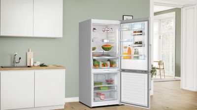 Freistehender XXL Kühlschrank, welcher offen steht und mit unterschiedlichen frischen Lebensmiteln befüllt ist