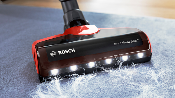 Bosch ProAnimal B&uuml;rste eines Akku-Staubsaugers entfernt feine Katzenhaare und Tierhaare gr&uuml;ndlich von einem Teppich. Die motorisierte B&uuml;rste mit LED-Beleuchtung erleichtert die Reinigung von Tierhaushalten.