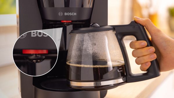 Ruční vyjmutí skleněné konvice MyMoment a detailní záběr neodkapávacího mechanismu na kávovaru.