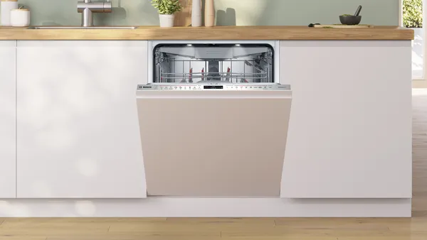 Nowoczesna stalowa zmywarka z cyfrowym panelem sterowania, elegancki design do wsp&oacute;łczesnych kuchni. 